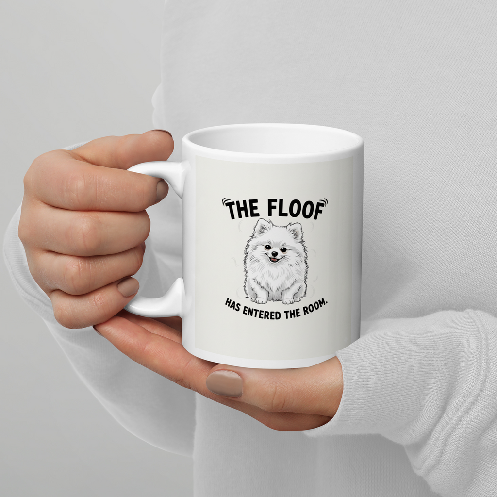 ☕🐶🚪 Strahlend weiße Tasse – „Der Flausch hat den Raum betreten“ Wenn Flausch die Bühne betritt… wird alles automatisch besser.