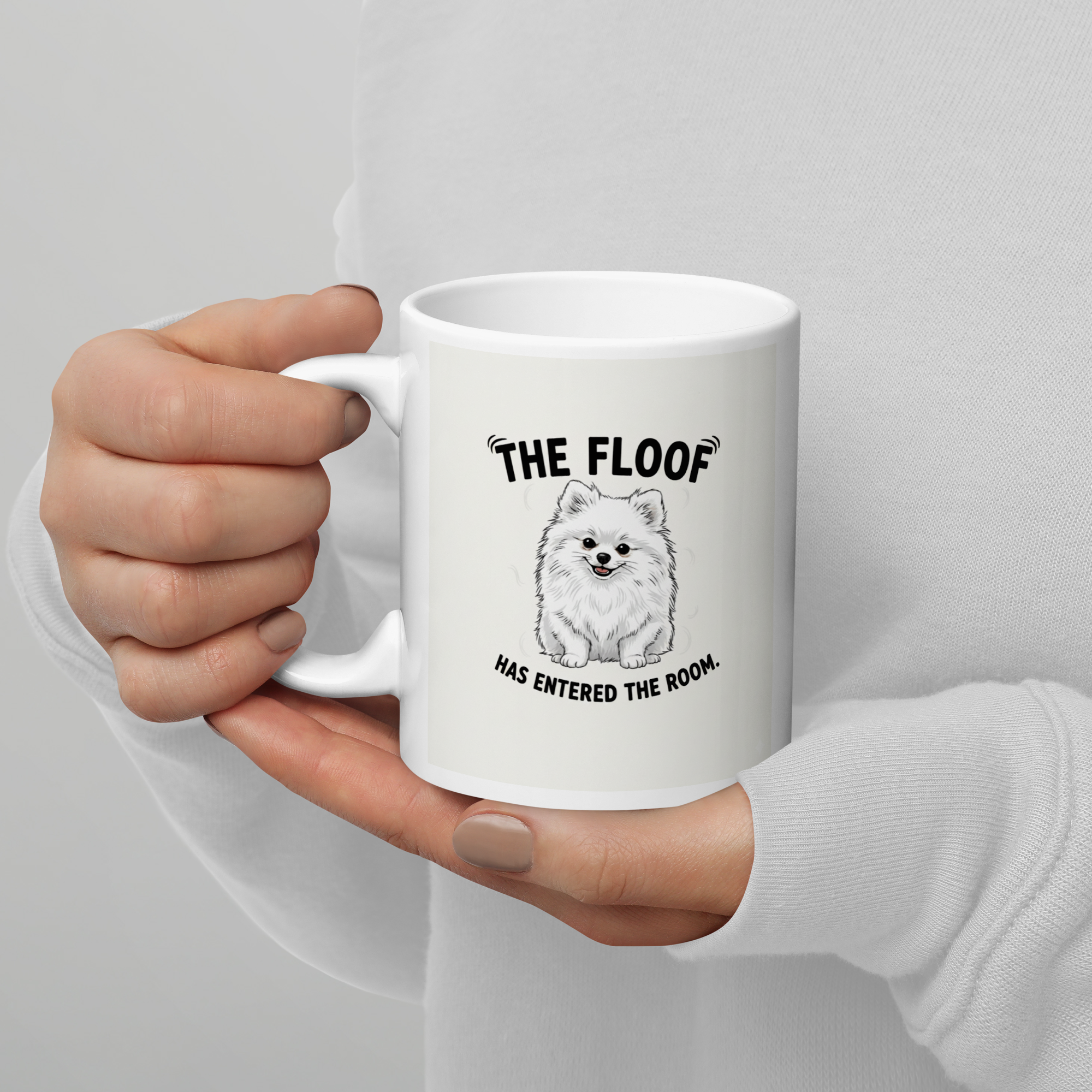 ☕🐶🚪 Strahlend weiße Tasse – „Der Flausch hat den Raum betreten“ Wenn Flausch die Bühne betritt… wird alles automatisch besser.