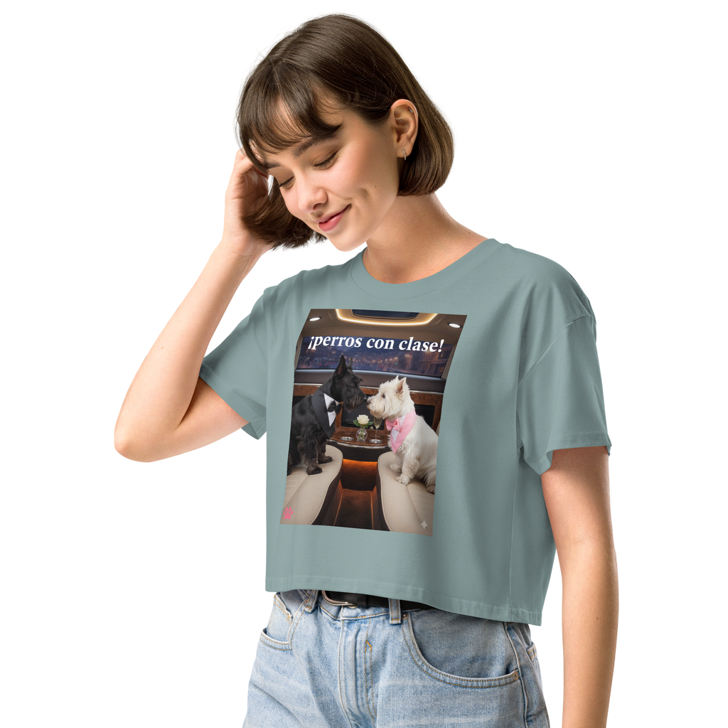 🐶💖🚘 Damen-Crop-Top – „Classy Dogs“ Romantik, Eleganz und Stil… in einem entzückenden Crop-Top.
