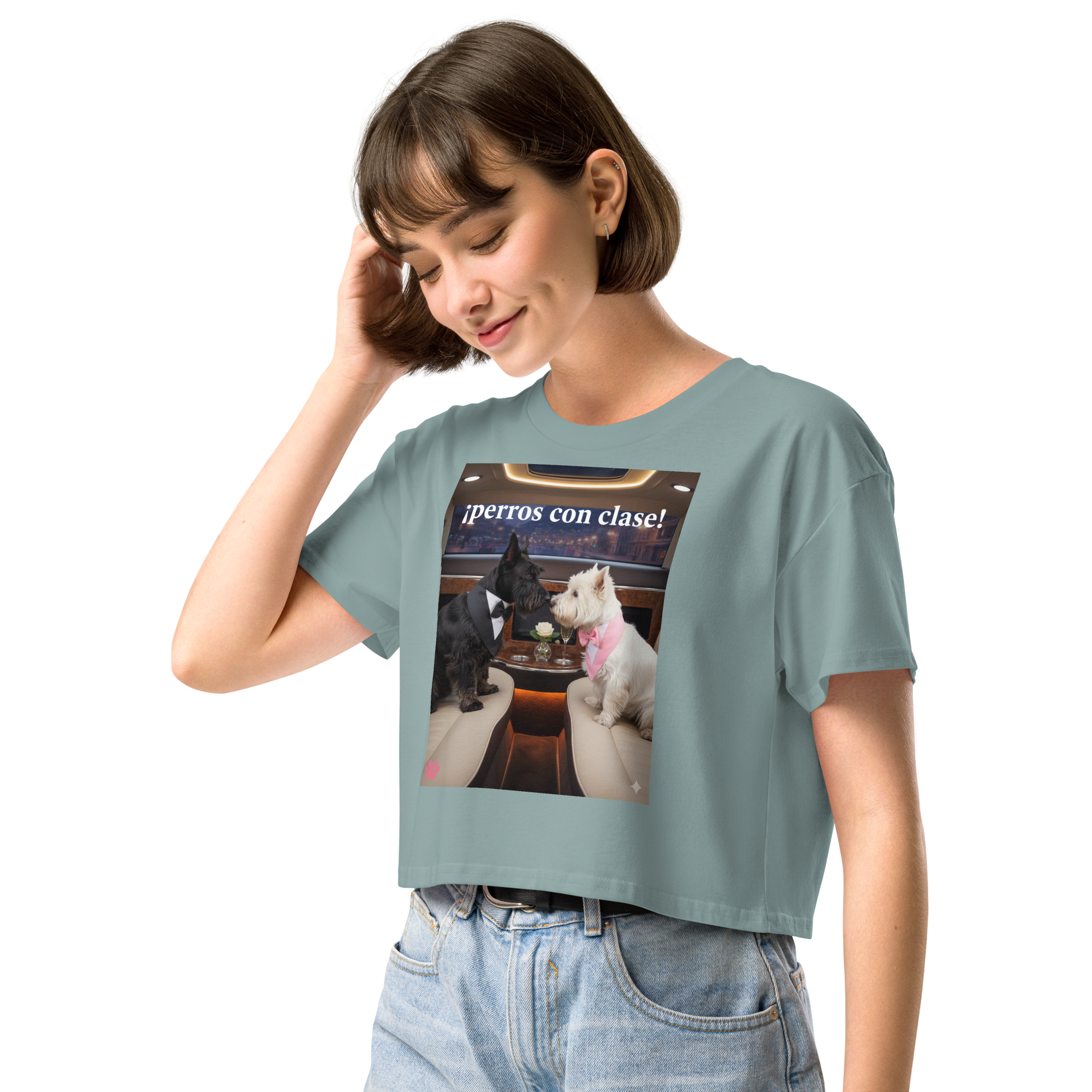 🐶💖🚘 Damen-Crop-Top – „Classy Dogs“ Romantik, Eleganz und Stil… in einem entzückenden Crop-Top.